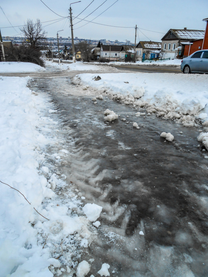 Обледеневший спуск по улице Гагарина в Камышине горожане называют убийственным 