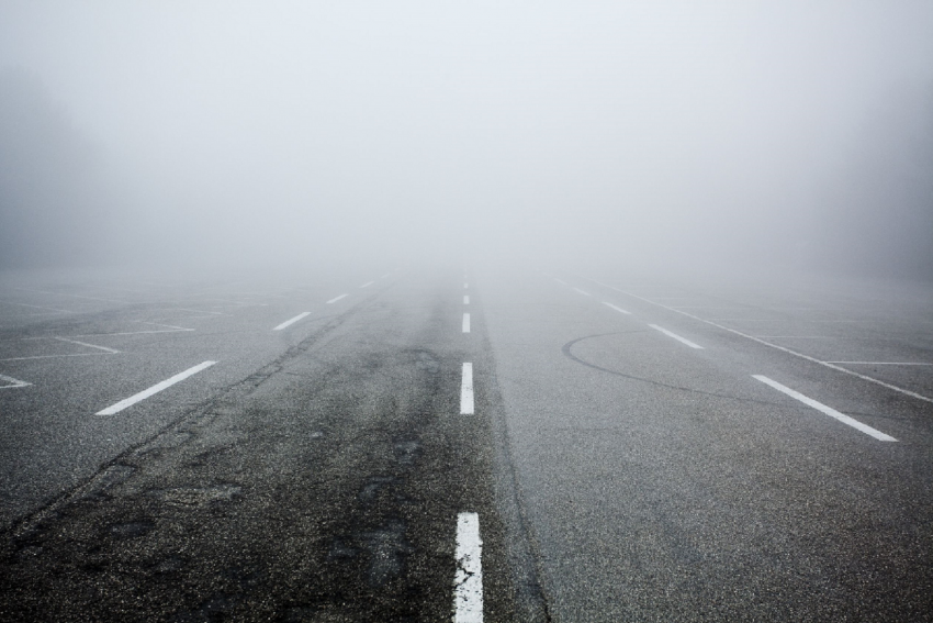 ГИБДД предупреждает водителей, что трассы тонут в плотном тумане