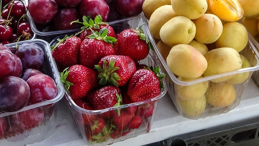 В Камышине местная клубника на финише продаж обогнала в цене привозные нектарины и абрикосы