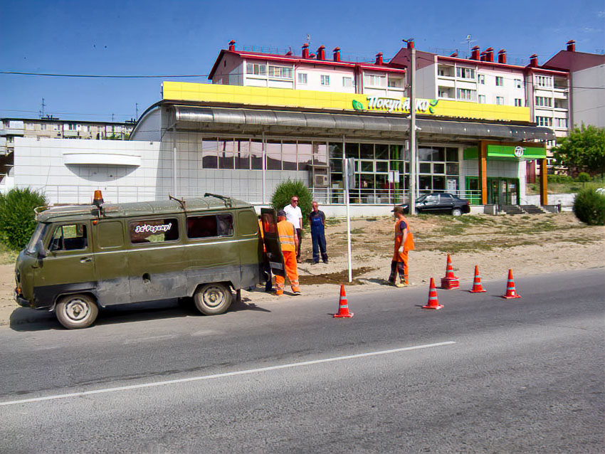 В Камышине идет установка еще одного «лежачего полицейского» на аварийно опасном участке дороги
