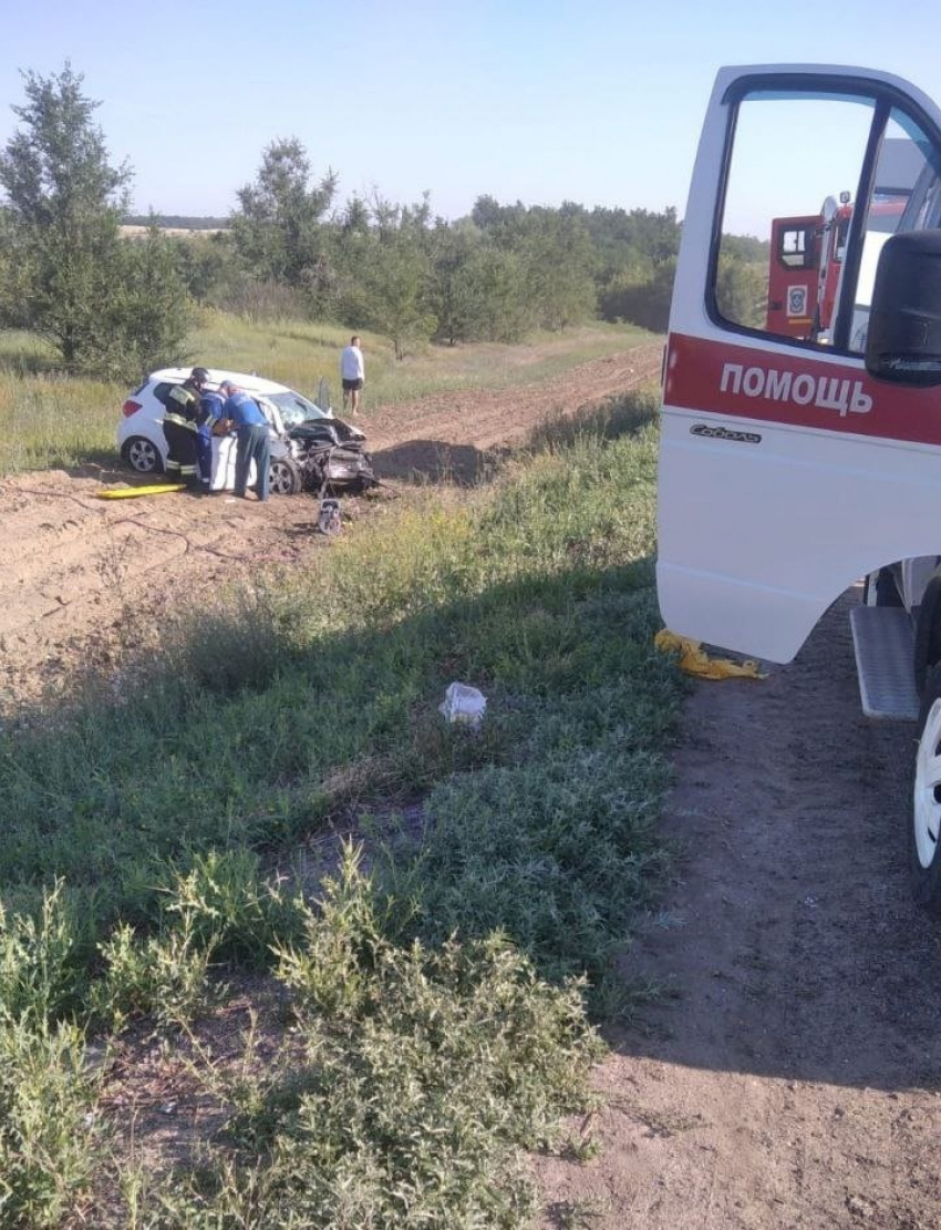 Две легковушки всмятку в кювете: в Камышинском районе произошло жесткое ДТП сегодня, 5 июля