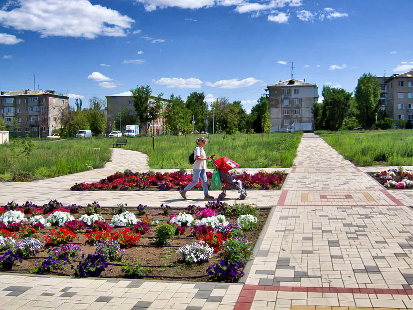 В Камышине в парке Текстильщиков оформили первые цветники