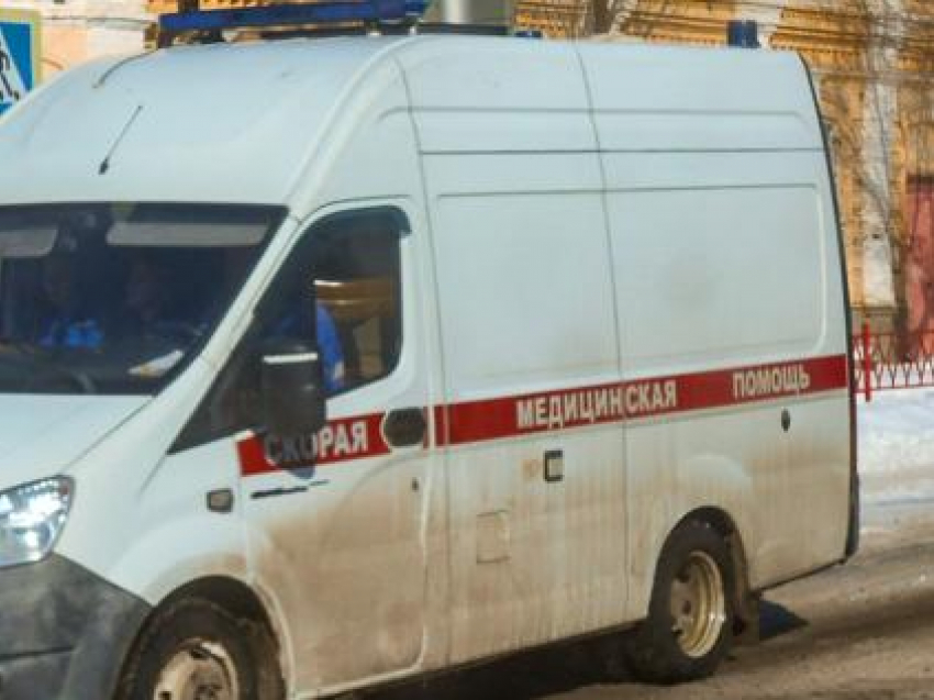 На трассе между Камышином и Волгоградом отечественная легковушка влетела в опору: двое в больнице