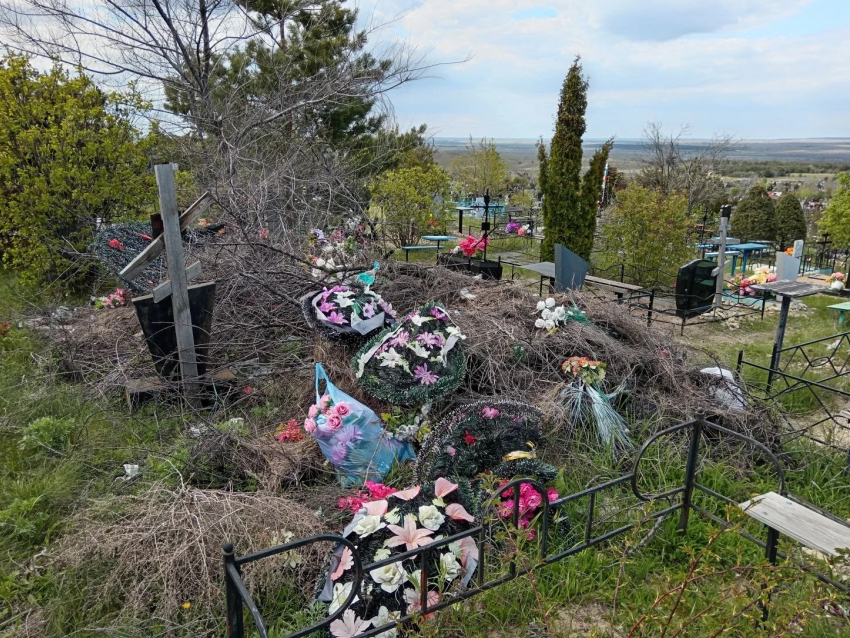 В Камышине похоронное бюро говорит, что уборка огромной кучи мусора на кладбище в его обязанности не входит, а в чьи тогда входит? - камышанка