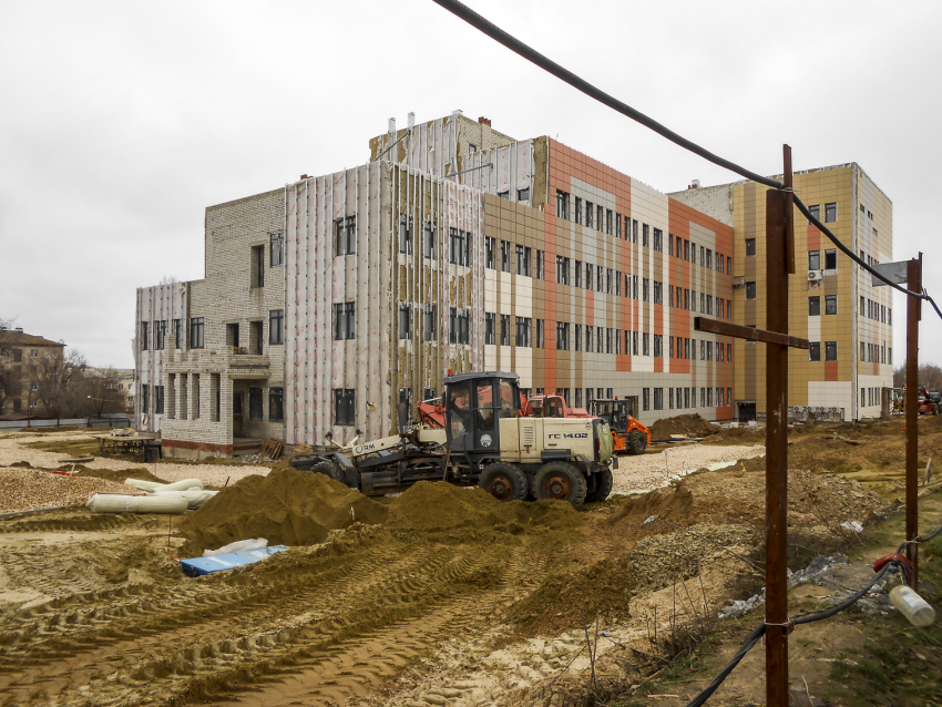 В Камышине заметно ускорение на объекте новой поликлиники