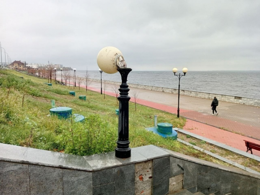 В Камышине «свесили головы» снесенные нарушителями плафоны фонарей на центральной набережной