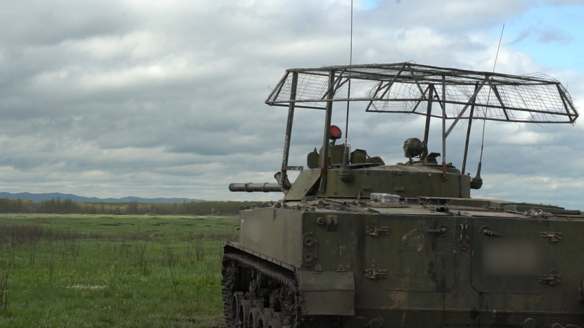 Экипажи БМП-3 уничтожили огневые точки условного противника в ходе занятий на полигоне ЮВО