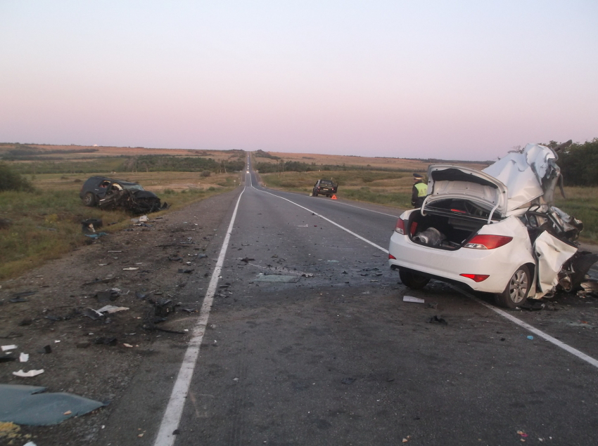 Страшная смертельная авария , в которой погибли и пострадали в том числе дети, произошла сегодня ночью под Камышином