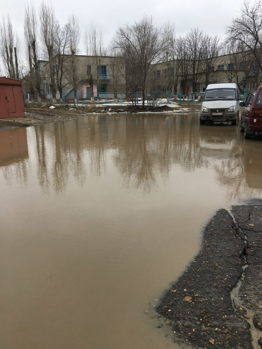 Камышане выложили в соцсетях лужу, которую предстоит переплывать посетителям детсада в 5 микрорайоне