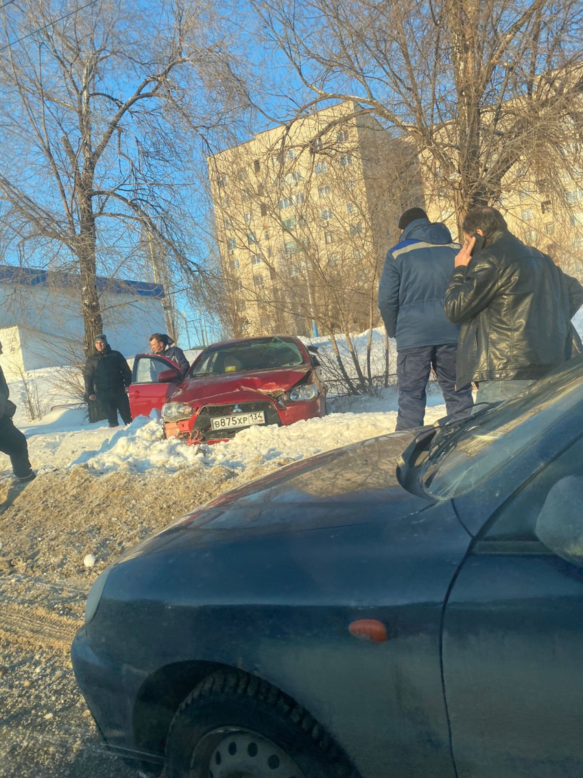 В Камышине на дамбе третьего городка в ДТП легковушка перелетела через сугроб на обочине на тротуар