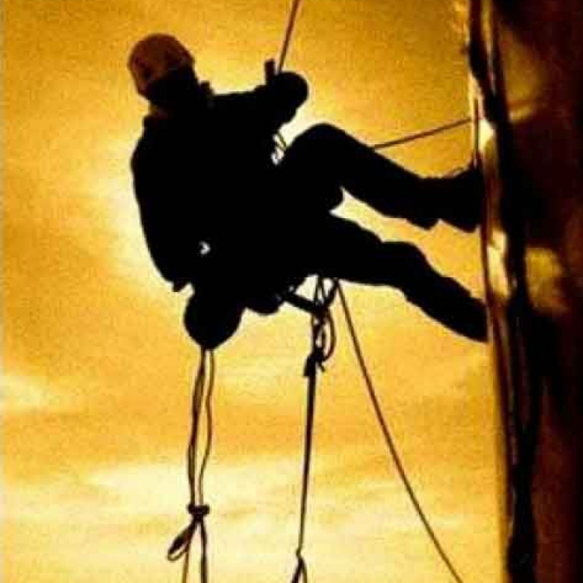 В Камышине женщину, случайно оказавшуюся в заточении на балконе, пришлось спасать с альпинистским снаряжением