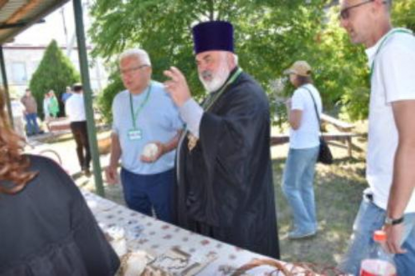 В Камышинском районе на сельский музыкальный праздник приехал святой отец