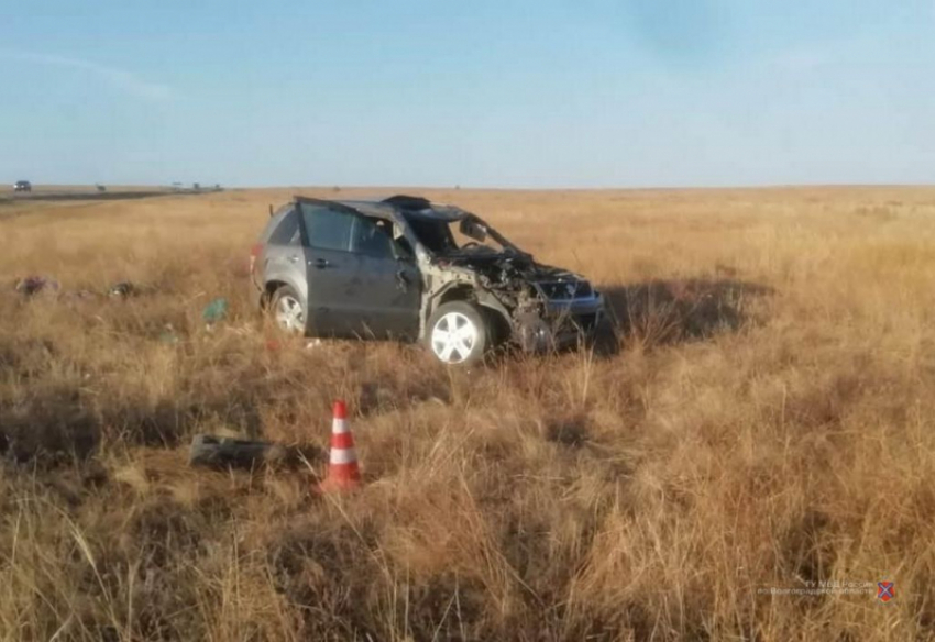 В Камышинском районе дама на «Судзуки» опрокинула машину в кювет и отправилась в больницу вместе со своим 25-летним пассажиром