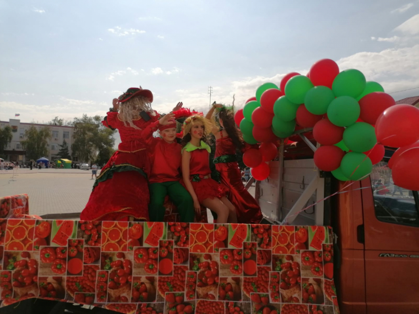 Вслед за камышинским фестивалем «в красном» сегодня стартовал и среднеатубинский - помидорный (ВИДЕО)