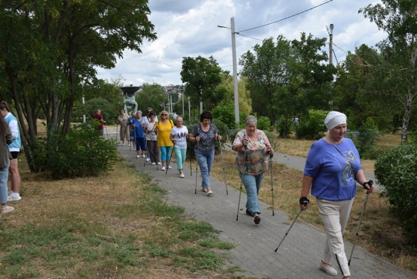 Камышинские «бабушки в дозоре» отправились убирать парк у стеклотарного завода: больше некому?