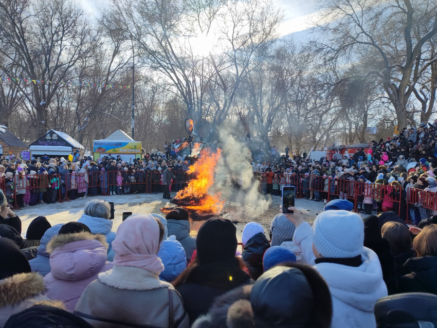  В центральном парке Камышина только что сожгли обаятельное чучело Зимы-модницы в фиалковой юбке