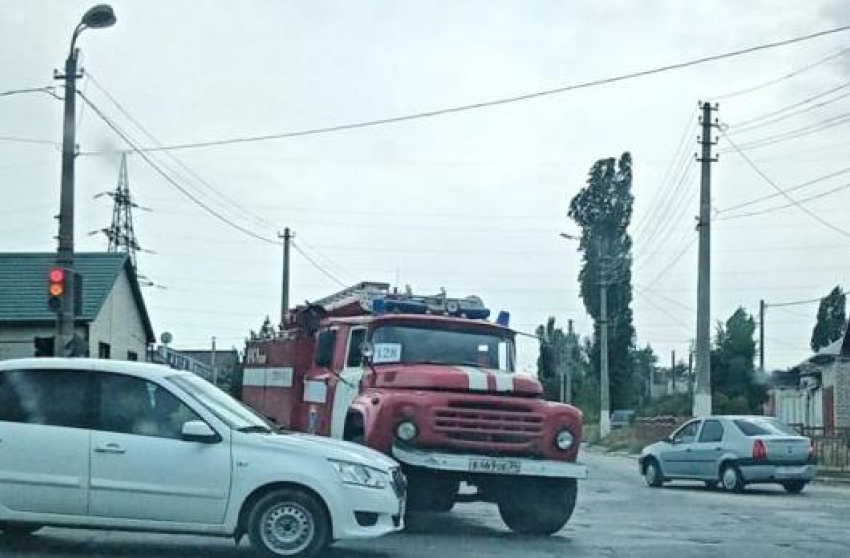 Полиция Камышина уточняет, что в столкновении пожарной машины и легкового автомобиля на перекрестке Гагарина - Базарова никто не пострадал
