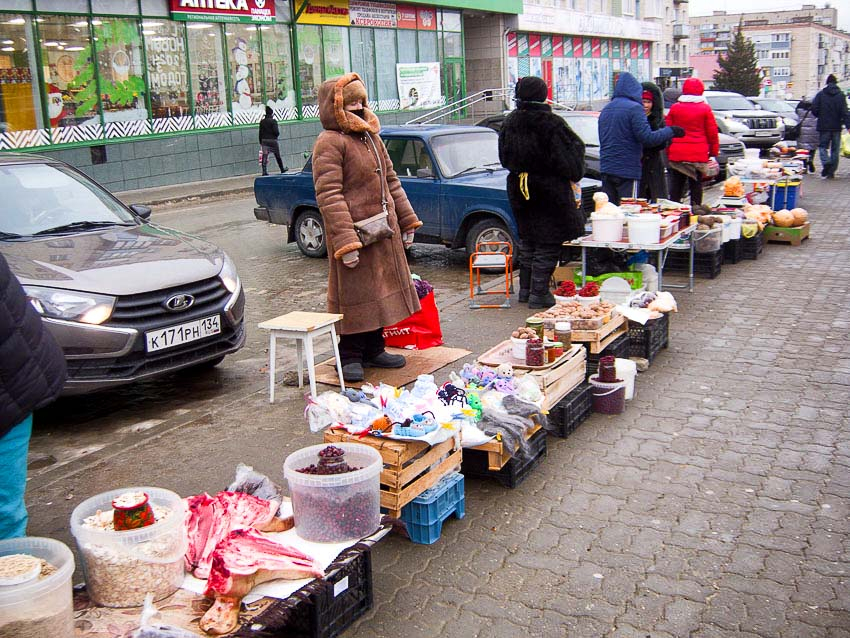 Перед Новым годом по улице Ленина в Камышине растянулся длинный и пестрый стихийный базар