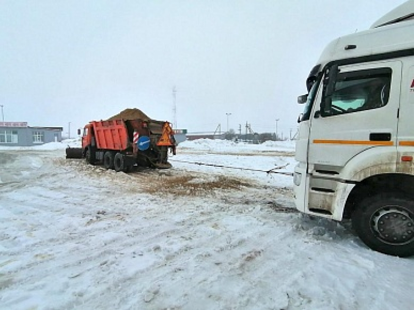 Дорожникам-федералам пришлось вызволять фуры из плена непогоды в Волгоградской области