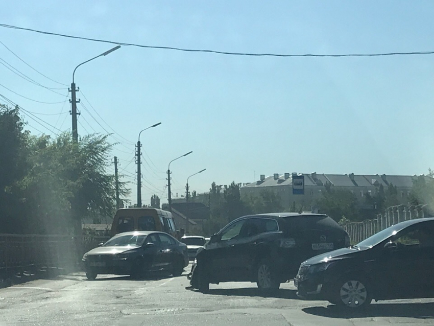 Камышане в соцсетях обсуждают сегодняшнее ДТП на перекрестке улиц Калинина и Стахановской