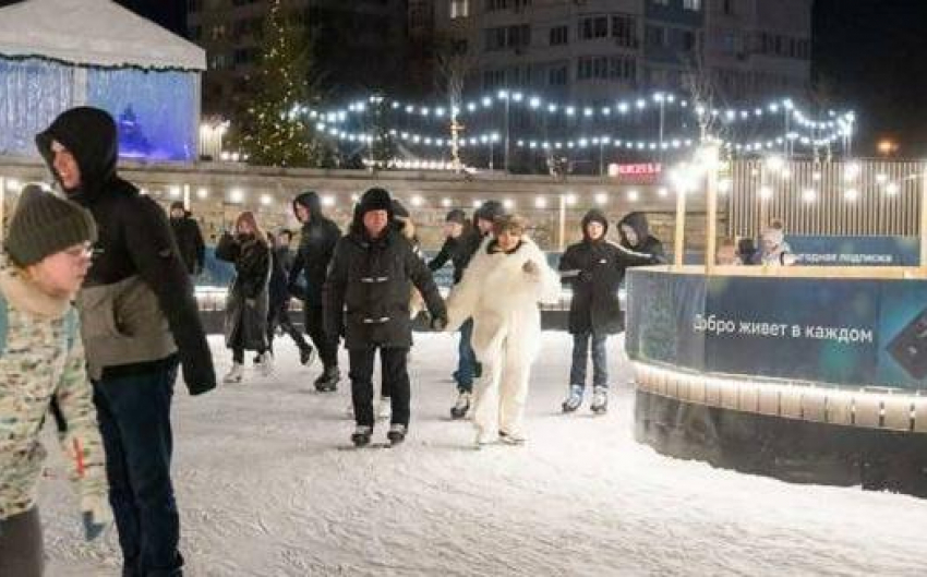 Андрей Бочаров покатался на коньках с женой в центре Волгограда (ВИДЕО)