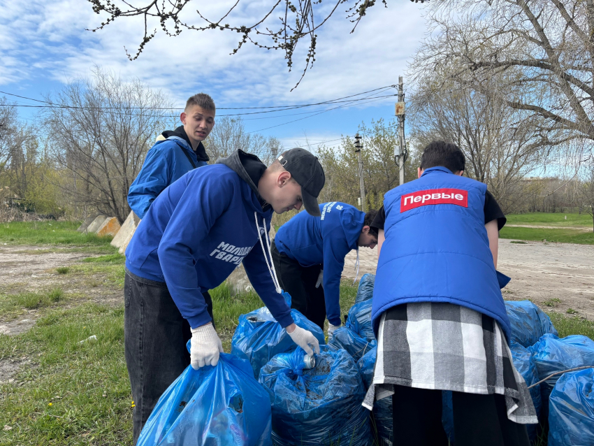 Камышин стал чище «на» тонну с лишним мусора после молодежного «субботника-воскресника"