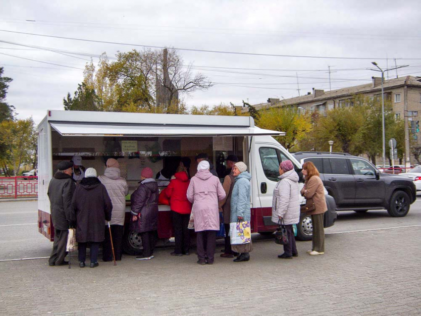 Фермерская автолавка на улице Ленина в Камышине - магазин, у которого всегда очередь