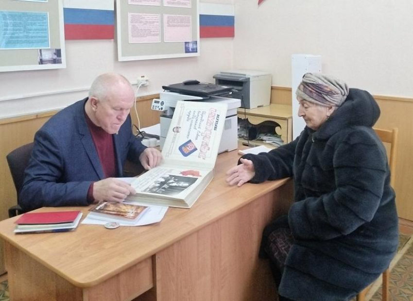 К спикеру Камышинской городской думы Владимиру Пономареву пришли люди - их жалобы слуга народа «послал» на контроль