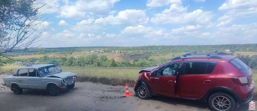 В маленьком хуторе Камышинского района автомобилисты «не поместились» на дороге - один срочно отправился к медикам