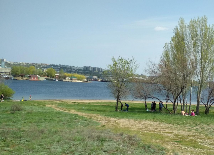 Камышане решили не терять время и начать принимать солнечные ванны