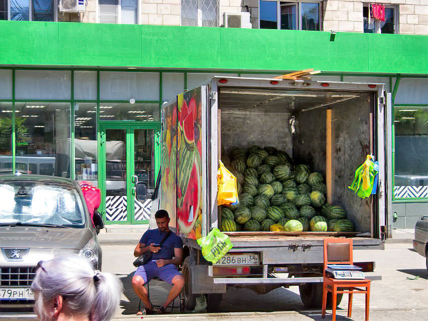 На центральных улицах Камышина начали торговать арбузами