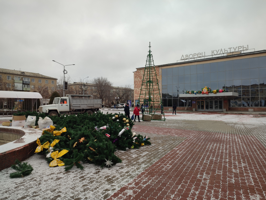 В Камышине начали сооружать елку у ДК «Текстильщик"
