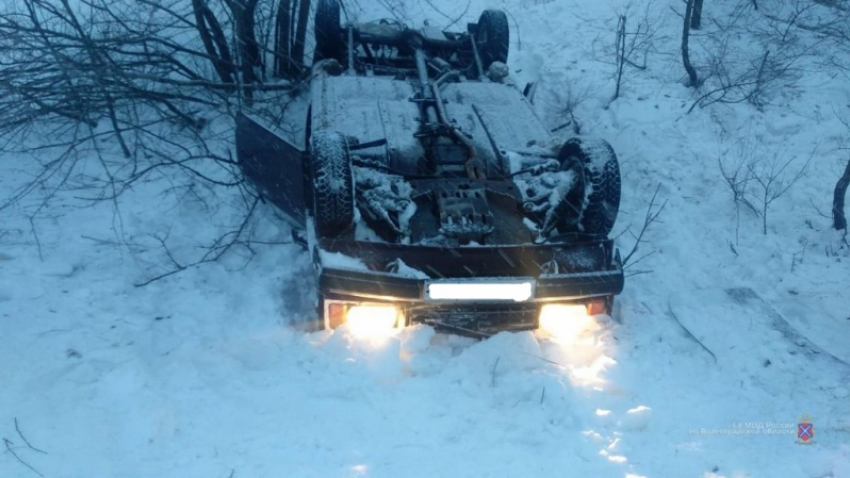 На скользкой дороге молодой водитель опрокинул автомобиль и уложил на больничные койки двух пассажиров