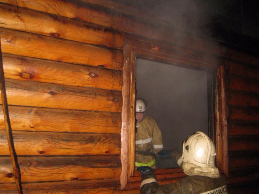 В Камышинском районе ночью сгорела баня