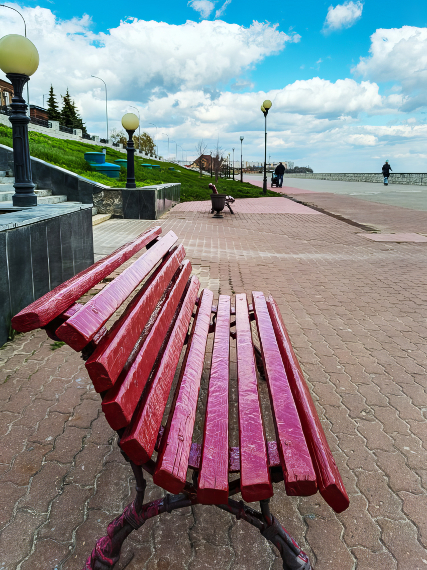 Наши «культурные» сограждане уже начали сдвигать новые скамейки на набережной: может, нужно их приковать? - камышанка 