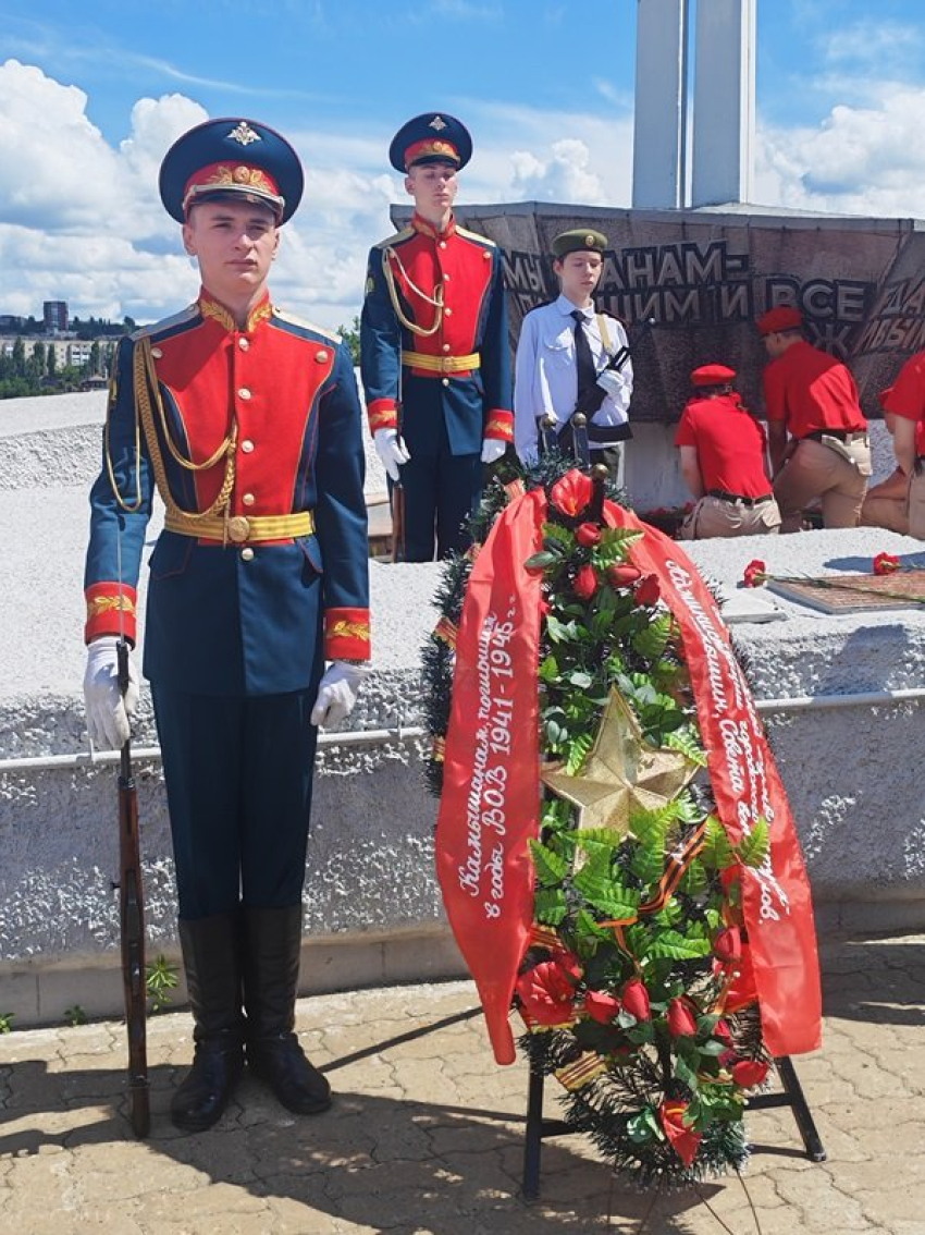 В Камышине прогремели залпы оружейного салюта в День памяти и скорби