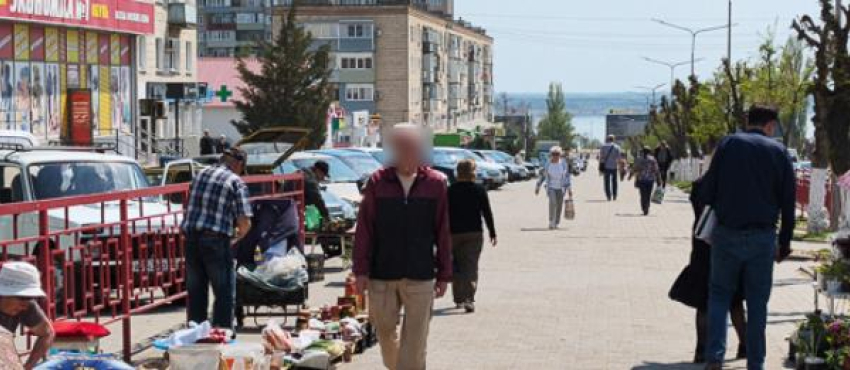 Камышане рассказывают в соцсетях, как автомобиль «раздавил» стихийный рынок на тротуаре улицы Ленина (ВИДЕО)