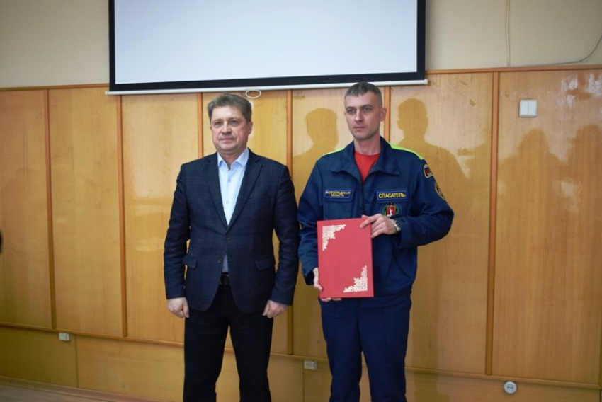 Станислав Зинченко наградил Благодарностями спасателей, которым обязаны жизнью провалившиеся в Волгу рыбаки