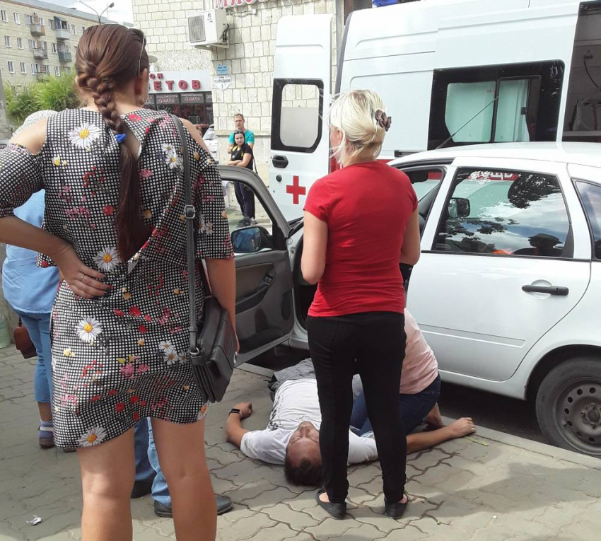 Очевидцы рассказывают, что в Камышине за рулем на улице Театральной умер мужчина