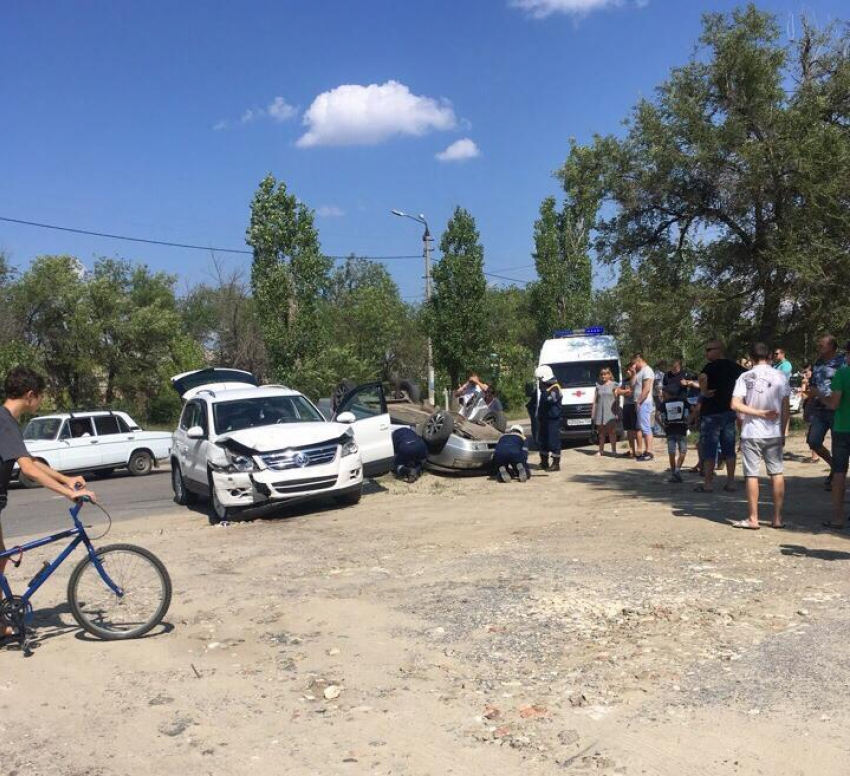 В Камышине сегодня днем произошло ДТП с перевернутым автомобилем в начале улицы Ленина