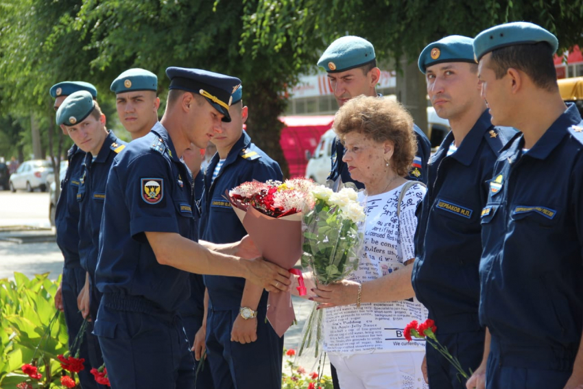 Камышинские десантники принесли цветы к памятнику Александру Колгатину в день рождения Героя