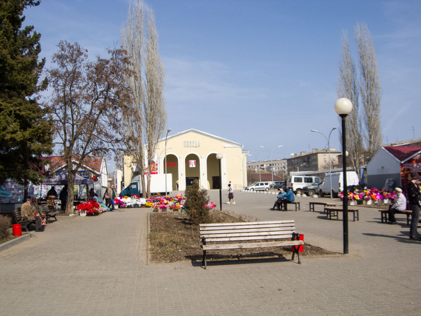 В Камышине убрали площадку перед «Победой» от одноразовых  стаканов и тарелок, разбросанных посетителями KFC, но...