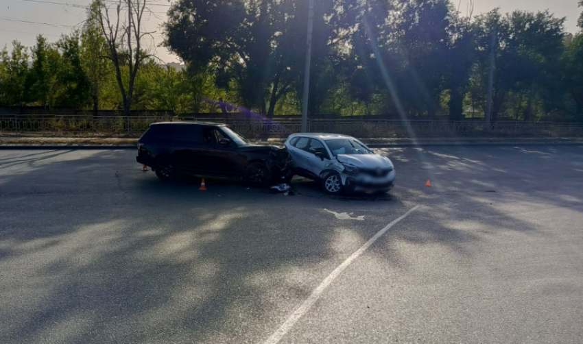 В Камышине на улице Рязано-Уральской не разъехались две иномарки, есть пострадавшие