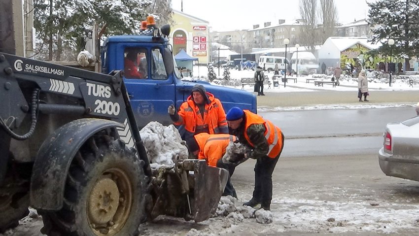 В Камышине «оранжевые жилеты» вместе с техникой вышли на уборку снега с улиц - пока с центральных (ВИДЕО)