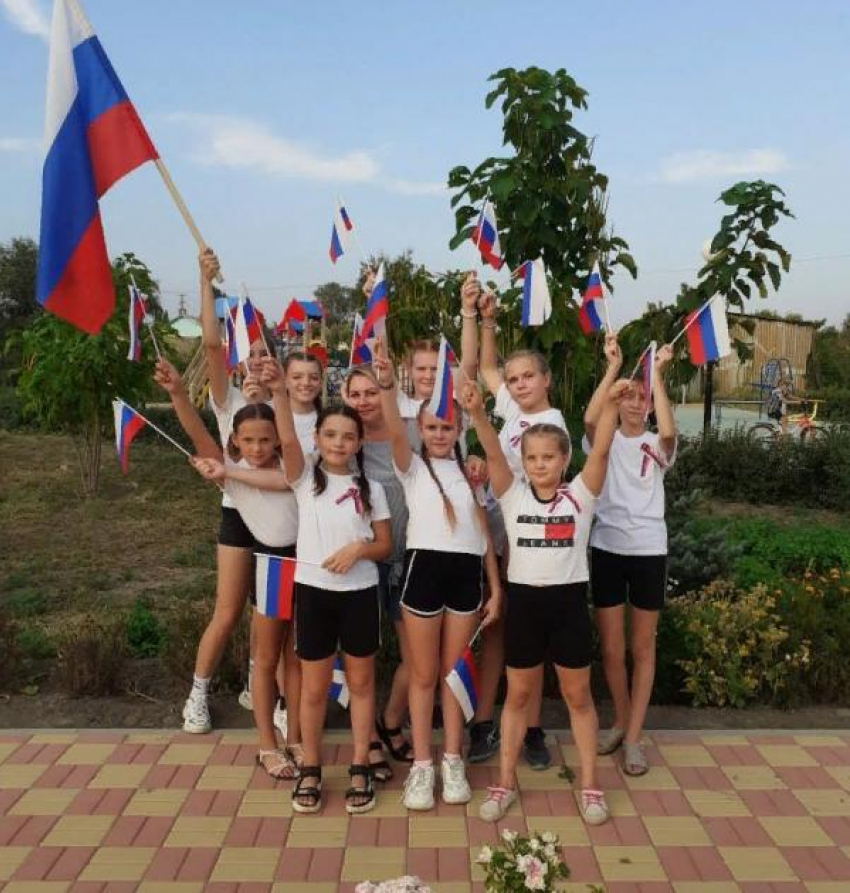 Школьники Камышинского района устроили флешмоб #Цветнастроениятриколор