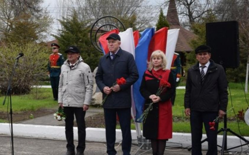 Сегодня ветераны-ликвидаторы и чиновники принесли цветы к «чернобыльскому» камню в парке