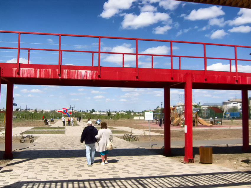 Почему в Камышине в парке Текстильщиков красный мост стал полосатым? - камышанка