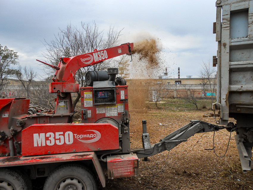 В Камышине муниципальное «Благоустройство» устроило на улице Текстильной переработку спиленных веток в «труху"