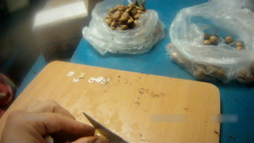 Сотрудники исполнительной колонии в Камышине изъяли конфеты с запрещенной начинкой