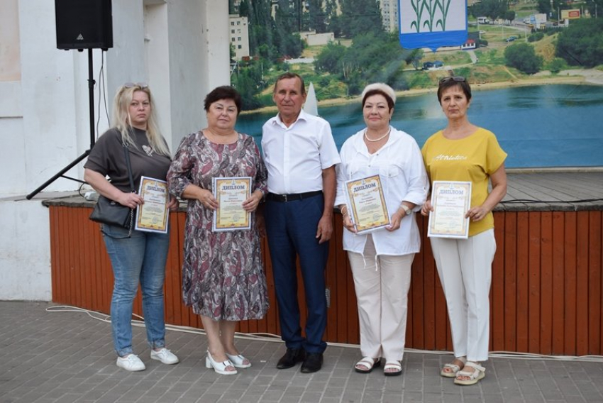 Заместитель председателя Камышинской городской думы Иван Иванов устроил фотосессию с камышанками - авторами чудо-садов